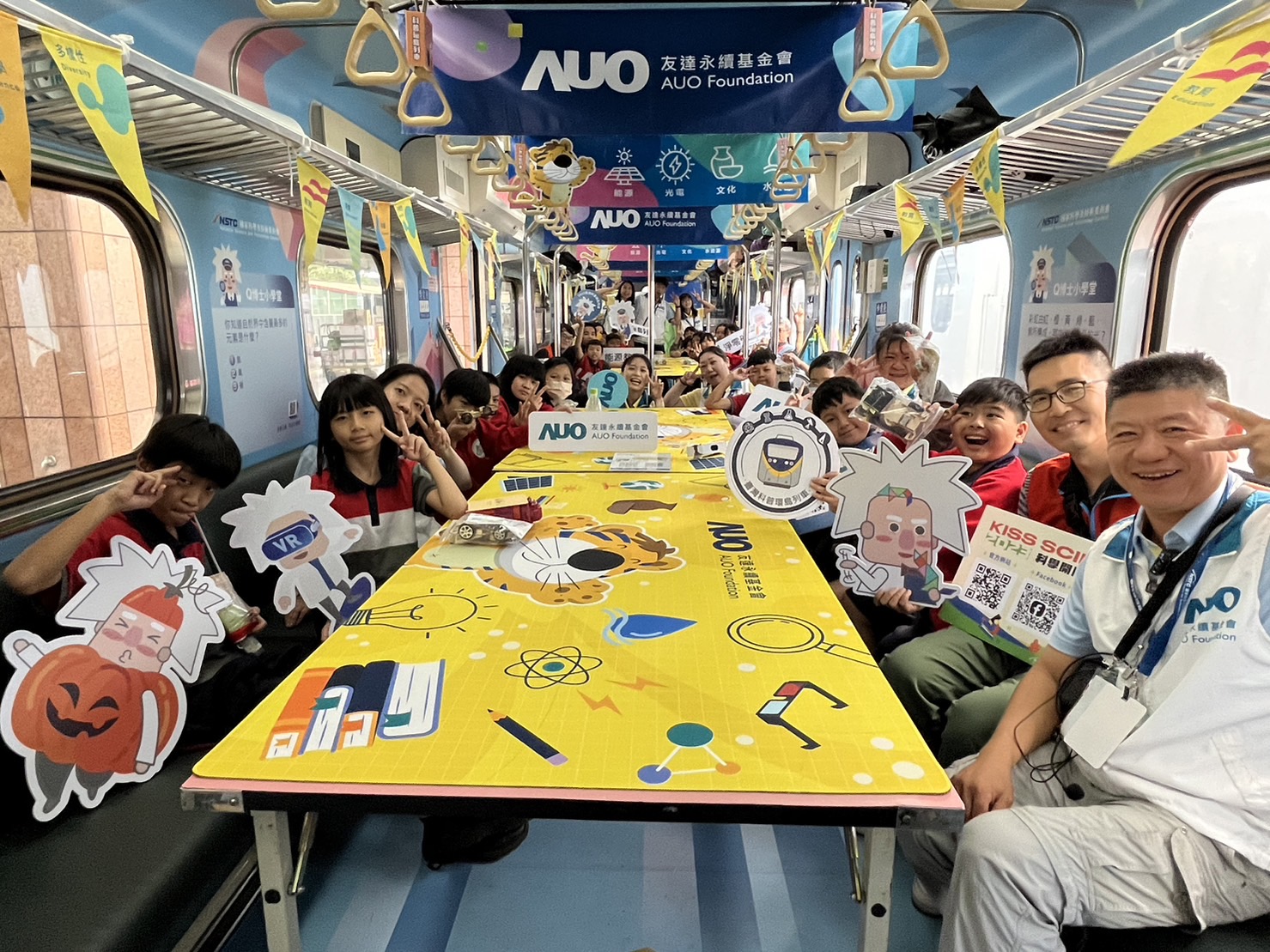 28圈永續基金會參與「臺灣科普環島列車」，設計基礎科學車廂課程，以「淨零碳排和永續能源」為主題，讓學生透過創意實驗認識淨零知識，以及思考生活中的減碳行為