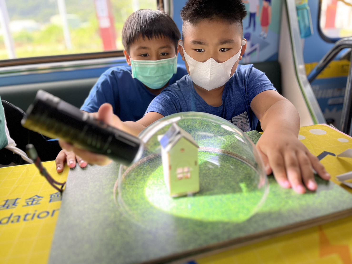 28圈參與基礎科學主題車廂，以STEAM教學精神，設計「逐日科學家」、「太陽能工程師」以及「淨零建築師」三大能源科普課程和實驗